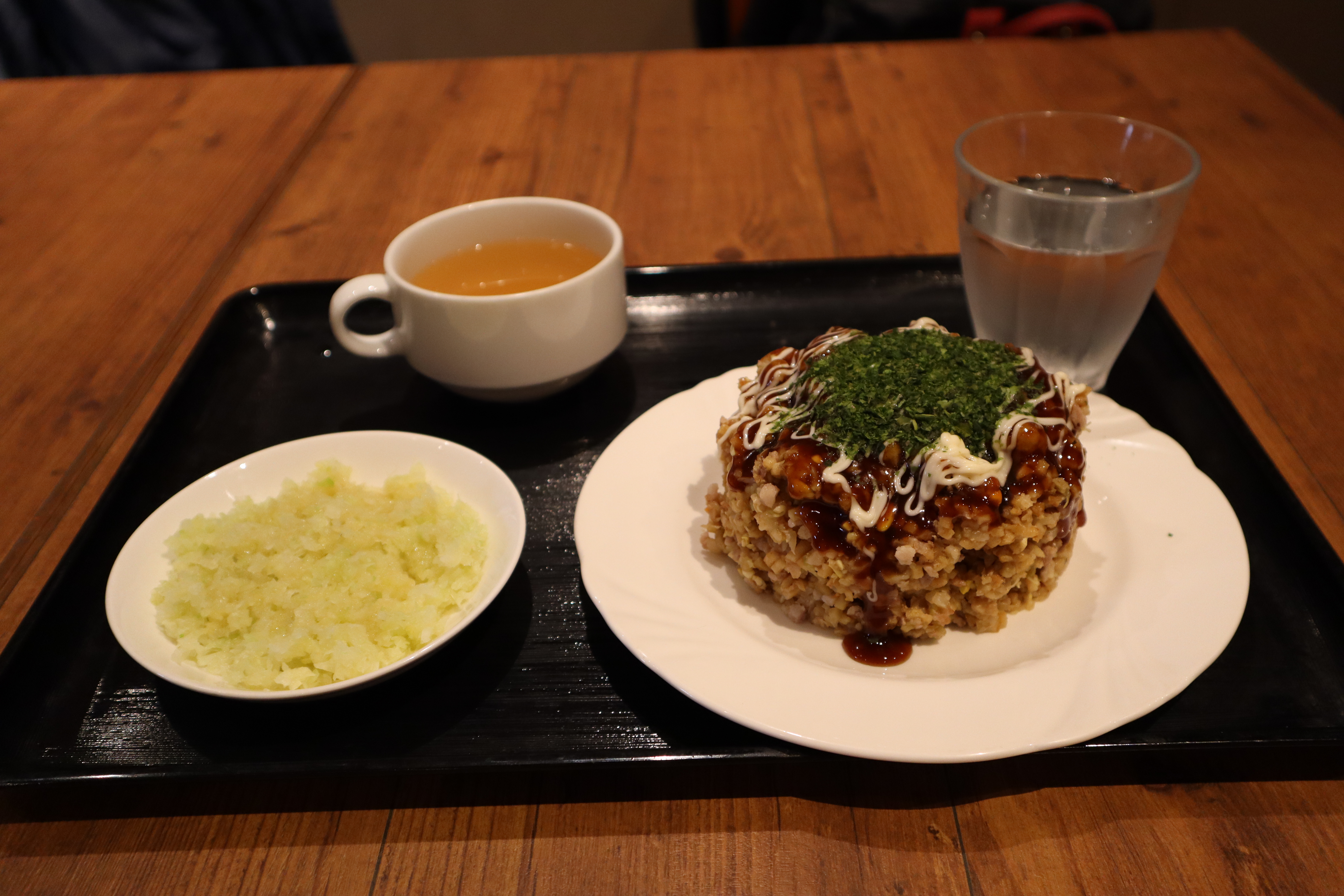 <BR>＜＜刻み食＞＞広島焼きセット　<BR>
                          キャベツは数ミリで刻んでおり、味噌汁のキャベツも同様です。<BR>
                          豚肉は刻み残しが無い形で別で刻んでおります。